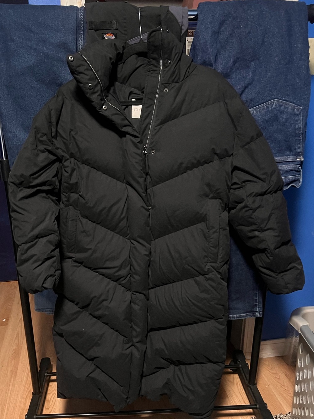 Aritzia Wilfred The Cloud Puff™ Long goose-down puffer coat in black.